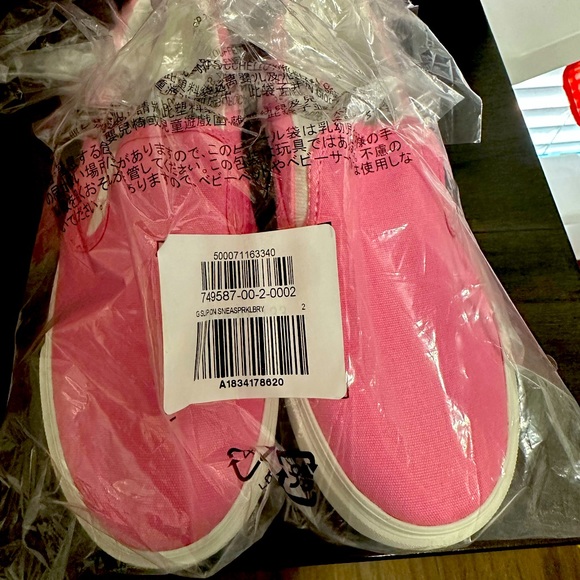 Old Navy Girls Sneakers **BRAND NEW - NEVER WORN** Size 2 - Picture 1 of 2